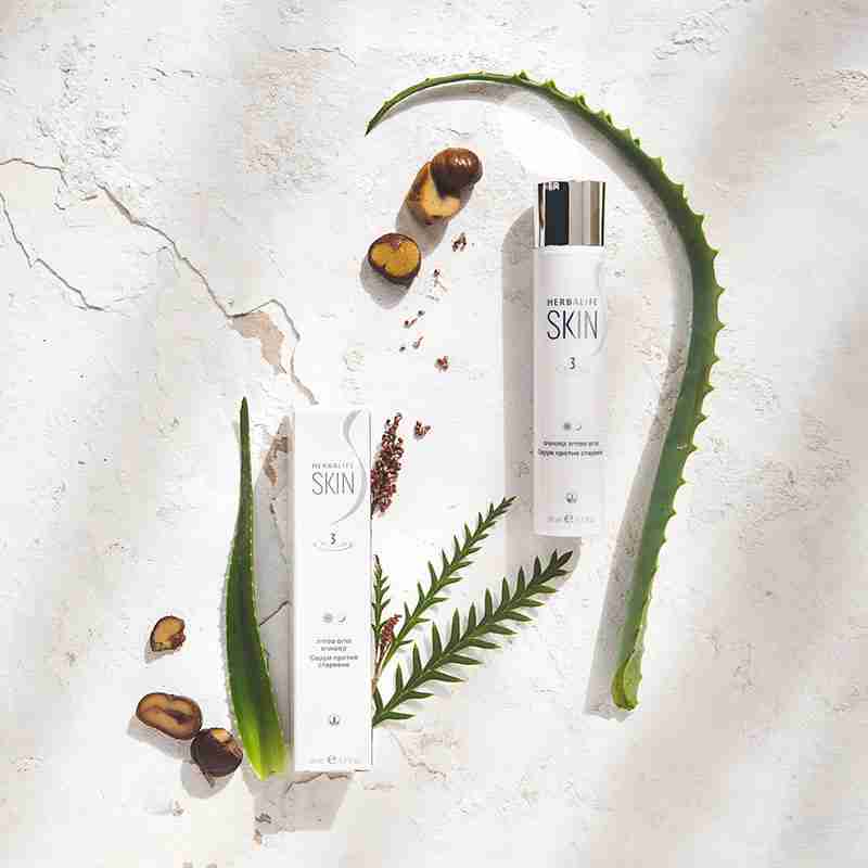 סרום אנטי אייג'ינג SKIN של הרבלייף עם עלי אלוורה על רקע בהיר