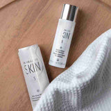 קרם לחות ליום לזוהר טבעי SKIN של הרבלייף על רקע בהיר