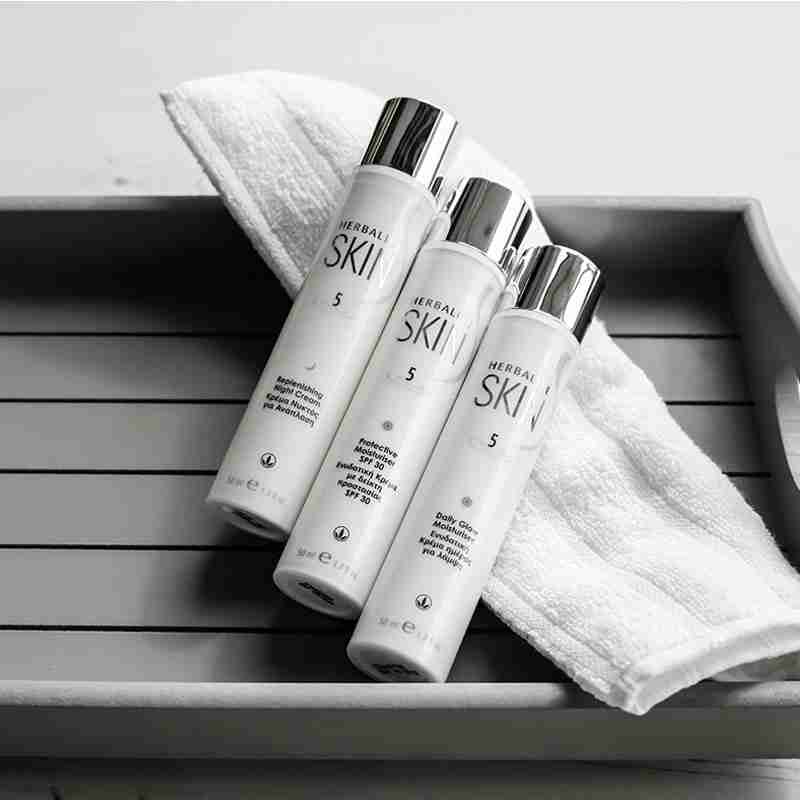 קרם לחות ליום לזוהר טבעי SKIN של הרבלייף על משטח עץ